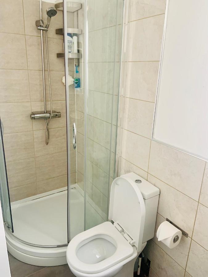 Beautiful Self Contained Studio Apartment Лондон Екстериор снимка