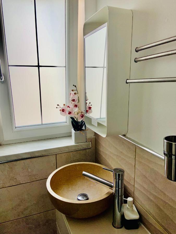 Beautiful Self Contained Studio Apartment Лондон Екстериор снимка