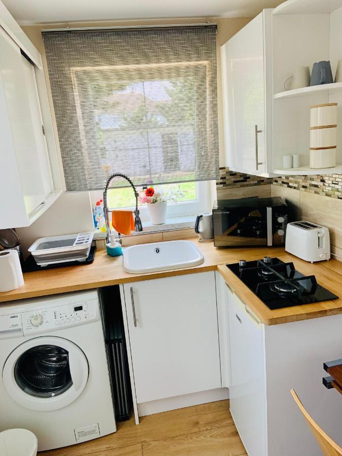 Beautiful Self Contained Studio Apartment Лондон Екстериор снимка